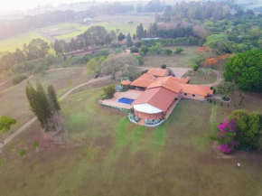 Grande Casa com Lazer, Jardim e dentro de um Haras